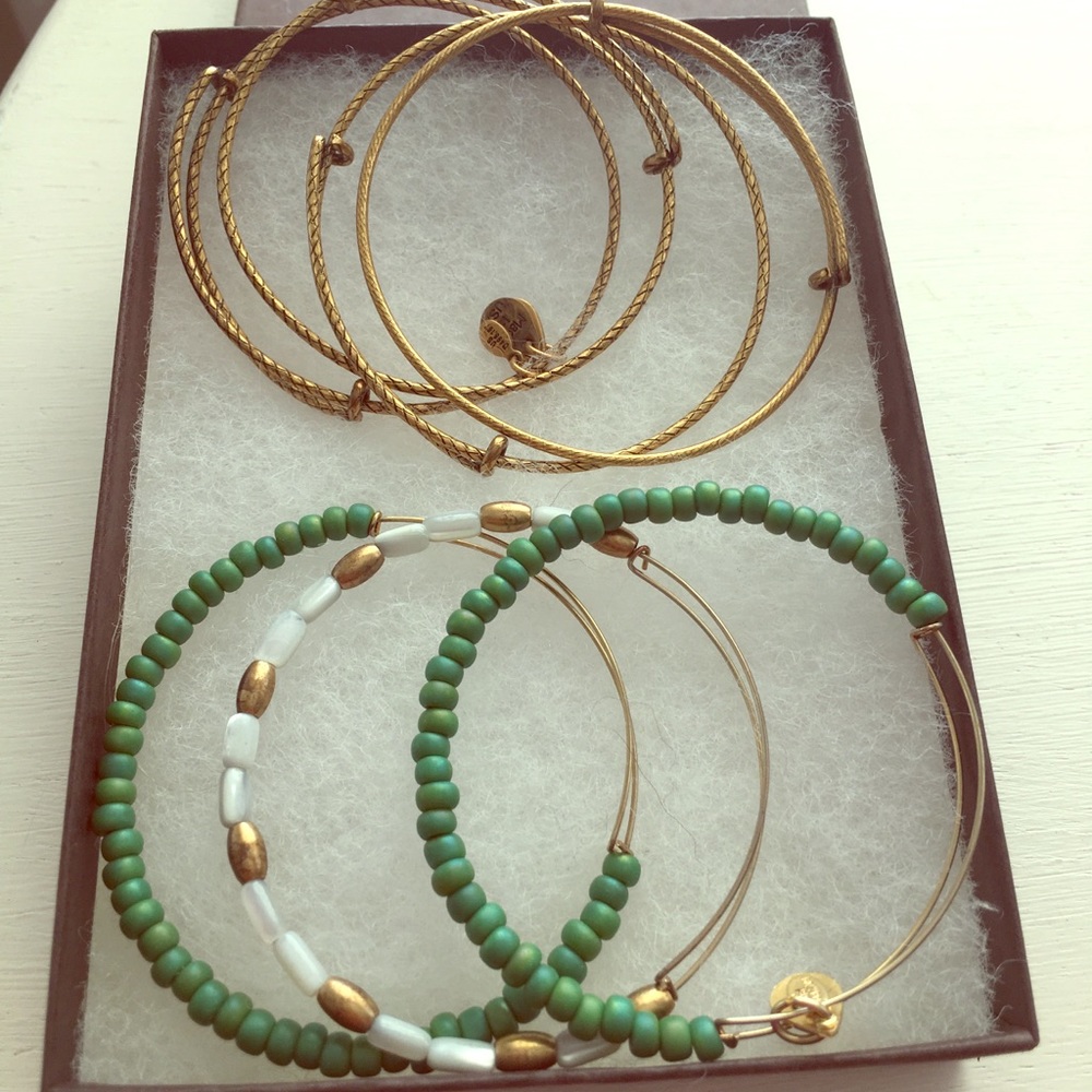 Set of 7 bracelets